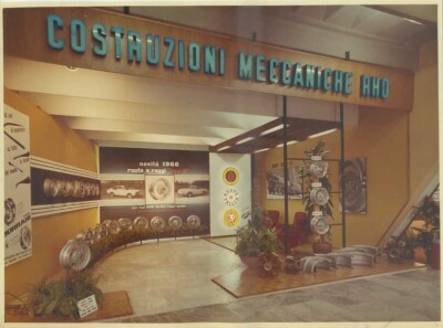 AA26 FOTOGRAFIA ORIGINALE SALONE DELL'AUTOMOBILE 1965 STAND CMR BORRANI RUOTE 
