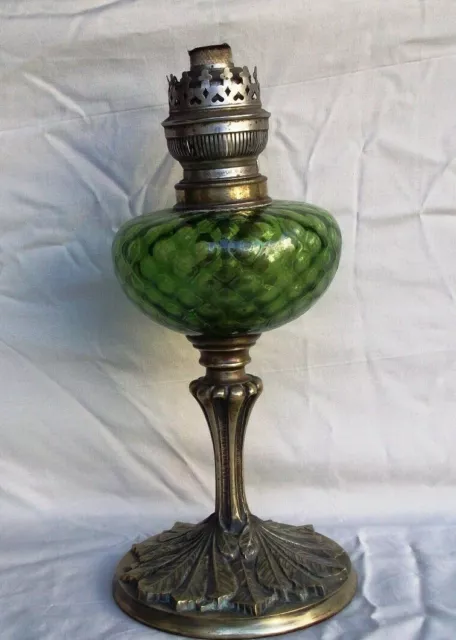 Ancienne lampe à pétrole pied en bronze feuilles de marronnier
