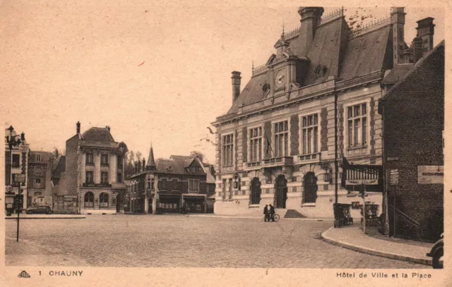 CPA 02 - CHAUNY (Aisne) - 1. Hôtel de Ville et la Place