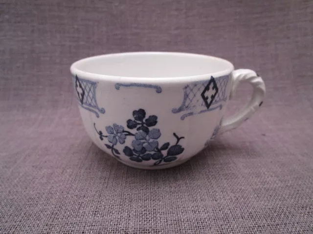 Tasse ancienne en faïence de Lunéville