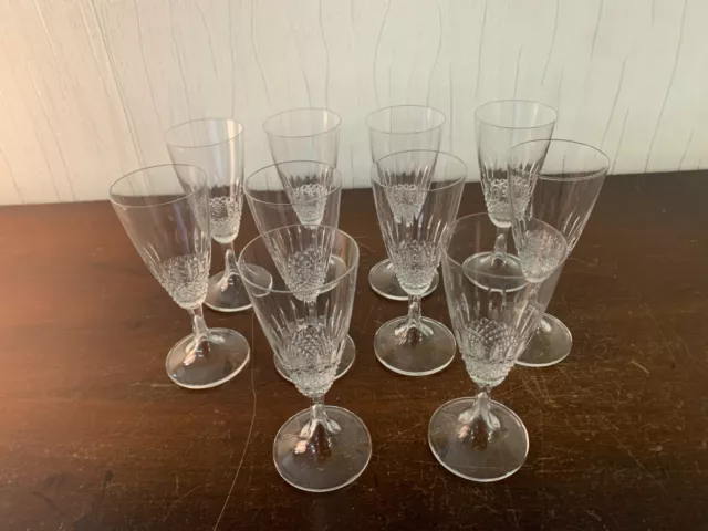 9 verres à vin blanc modèle taillé diamant en cristal Lalique (prix à la pièce)