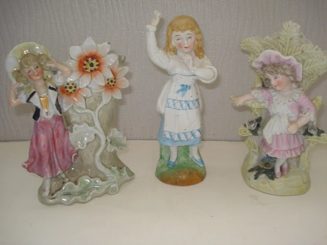 Trois sujets en biscuit de porcelaine