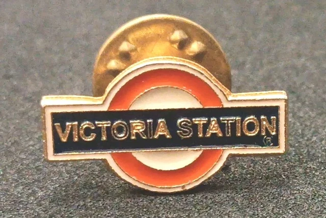 SPILLA PINS DISTINTIVO Stemma Simbolo Badge Logo Pub Vittoria Staion ...
