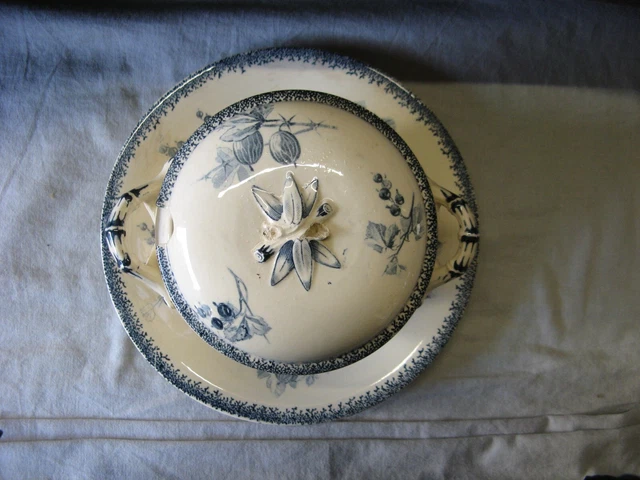 Belle saucière chaude en faïence ancienne Groseilles Sarreguemines vers 1900
