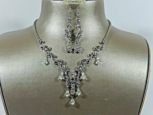 Nwot Rhinestone And Crystal Dangles Lavalier Necklace & Dangle Pierced Earrings