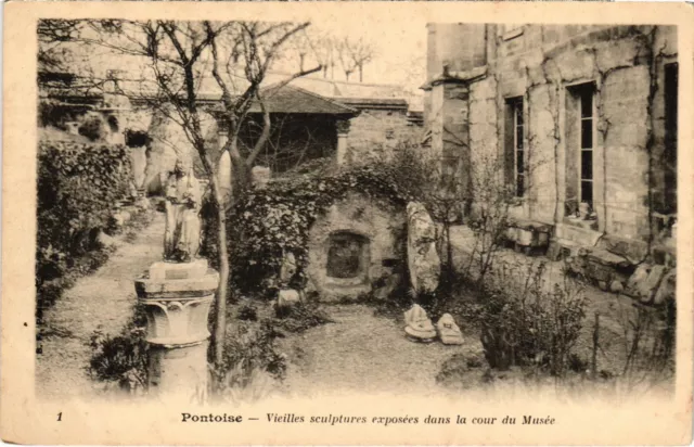 CPA Pontoise Vieilles sculptures exposees dans la cour du Musee (1319814)
