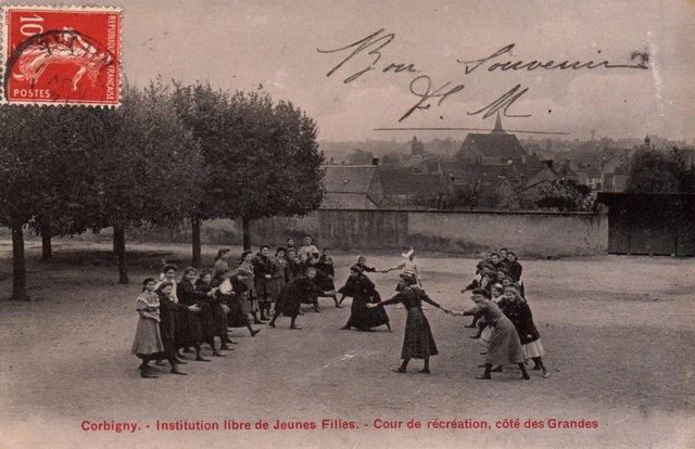 CPA 58 - CORBIGNY (Nièvre) - Institution de Jeunes Filles. Cour de récréation