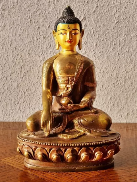 Sehr schöner Buddha im Bhumisparsha Mudra in Bronze vergoldet - aus Nepal - 21cm