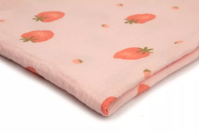 Baumwoll bedruckter Musselin Stoff Double Gauze, Erdbeeren auf Rosa 50 x 130 cm