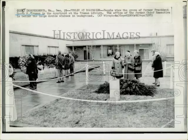 1972 Press Photo People view grave of former President Harry Truman in Missouri.