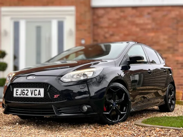 Ford Focus ST mk2 - low silver car with xenon and big rims