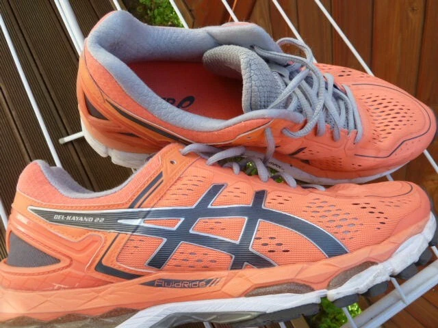 Asics. GEL Kayano 22. Sneakers. Damen-Laufschuh Gr. 44 Pink-Lachs/Grau