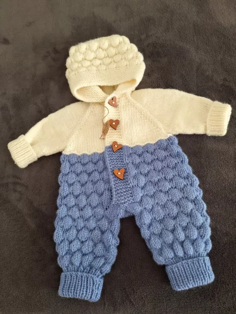 Gestrickter Overall für Babyjunge. Neu.