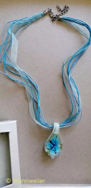 Wunderschönes Halsband Glastropfen mit Blüten und hellblauen/silbernen Band 2