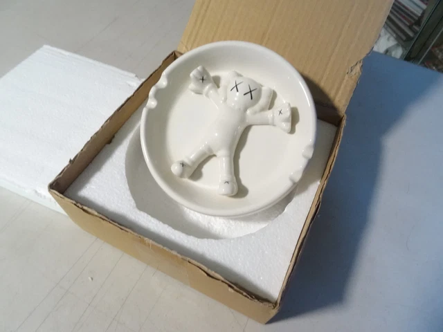 NEW KAWS COMPANION OriginalFake x Gallery 1950 ASHTRAY White