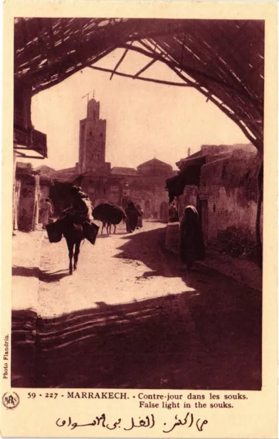 CPA AK MARRAKECH - Contre jour dans les Souks MAROC (796489)