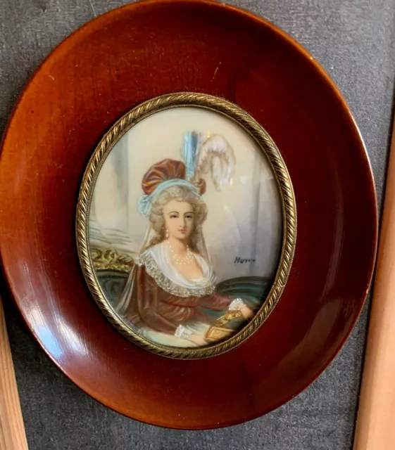 Portrait en miniature d'une jeune femme au chapeau Signée XX siècle
