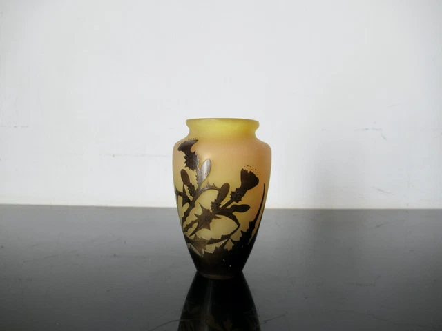 Ancien vase Gallé en verre multicouche dégagé à l'acide. Pate de verre