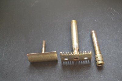 GILLETTE MADE IN U.SA - TBE- @@@ @@@ ANCIEN RASOIR MANUEL 