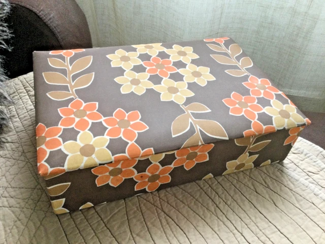 Boîte à Couture Ancienne Vintage - Tissus Décor Bleu, Orange, Marron, Rouge - En Bois Et Tissu
