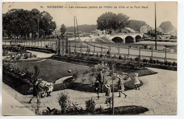 SOISSONS - Aisne - CPA 02 - les nouveaux jardins de l' hotel de Ville 2  enfants