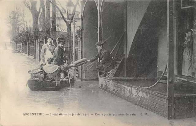 Cpa 95 Argenteuil Inondations 1910 Courageuse Porteuse De Pain