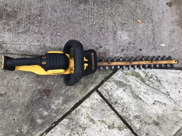 DeWALT DCMHT563 xr 18v 55cm 22" HEDGETRIMMER (25mm BLADE GAP) BARE UNIT