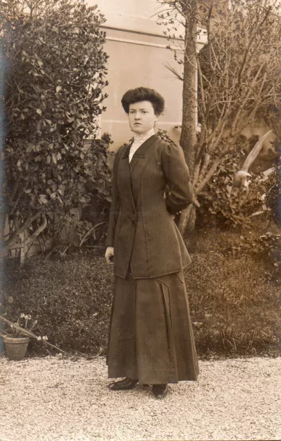 BM165 Carte Photo vintage card RPPC Femme woman mode fashion robe noire jardin
