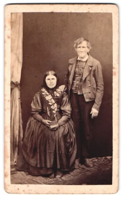 Fotografie unbekannter Fotograf und Ort, Portrait älterer Paar im Trachtenkleid