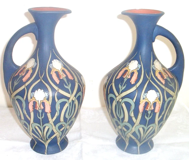 Paar Mettlach Jugendstil Keramik Ewers 1898. Blauer Boden Verziert Mit Iris