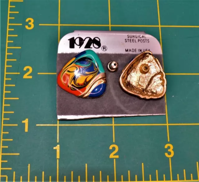 Nwt Signé 1928 Doré Multicolore Émail Triangel Forme Percé Boucles D'Oreilles