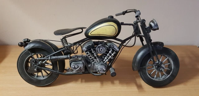 Motorrad aus Metall, Blech, Tank und Motor aus Hartholz. Sehr guter Zustand.