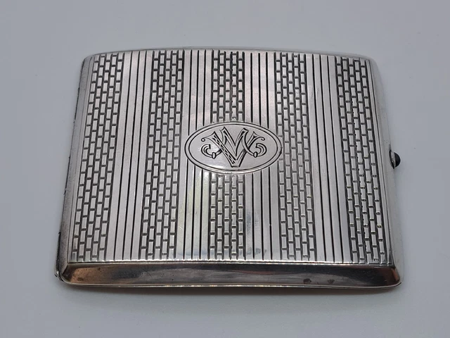 Joli Étui à Cigarettes, Argent Massif 935. Bouton en Saphir. Vers 1930 /40. M.V