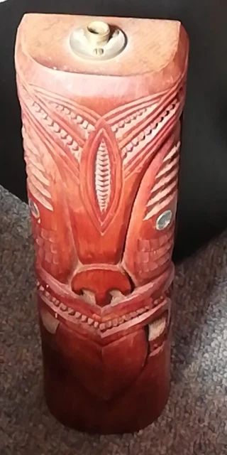 Lámpara de colección escultura de madera maorí Tiki de Nueva Zelanda