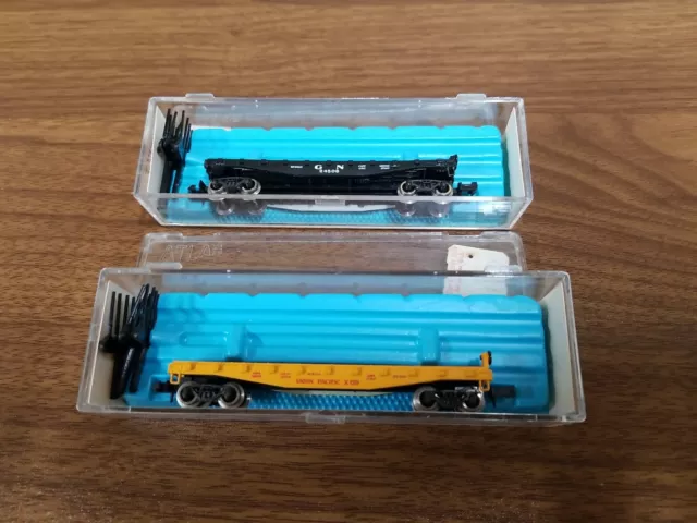 Atlas N Scale 2371 2373 Union Pacific & G. N. Flat Cars w/ Scale Load Pieces NOS