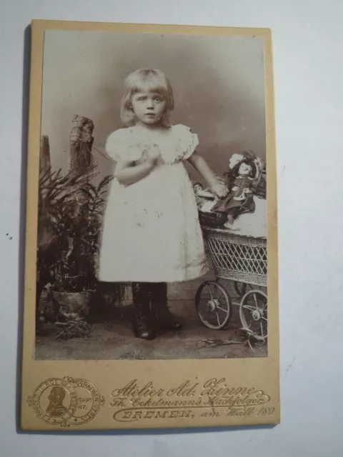 Bremen - stehendes Mädchen im Kleid mit Puppe & Puppenwagen - Portrait / CDV