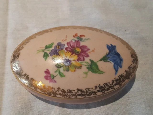 Ancienne boîte à bijoux sur pied, en porcelaine royale de Vienne Ancienne boîte à bijoux sur pied, en porcelaine royale de Vienne