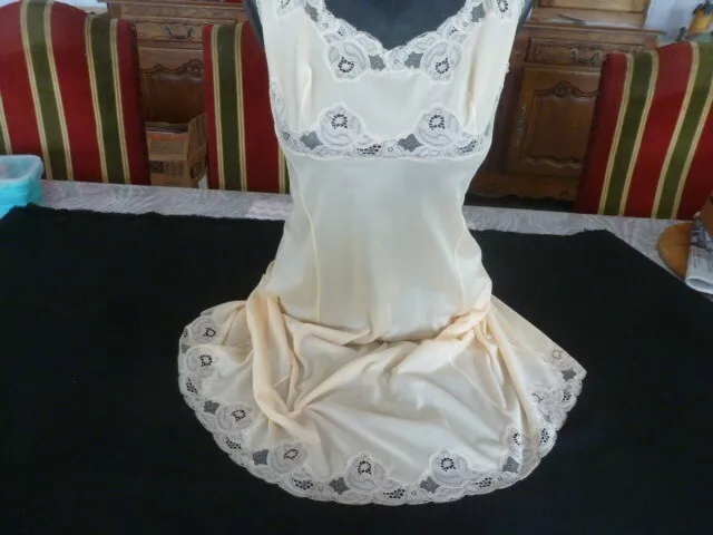 jolie combinaison & fond de robe vintage jolie dentelle T 46 ref  R66T