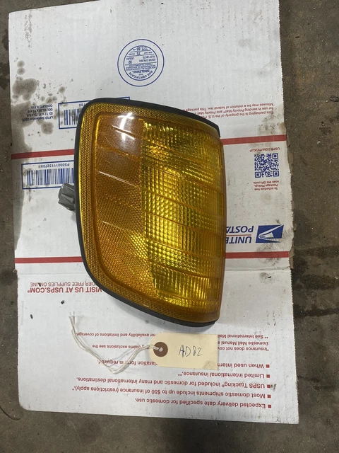 AD82 Mercedes w124 300E FRONT RIGHT PASSENGER SIDE Turn Signal LENS Assembly