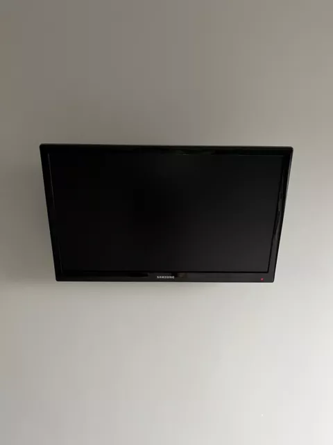 Samsung 22” Full HD TV + Wall Bracket