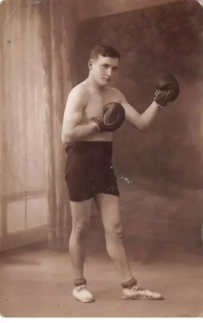SPORTS - N°87988 - Boxe - Homme portant des gants de boxe - Carte photo EUR  20,00 - PicClick FR