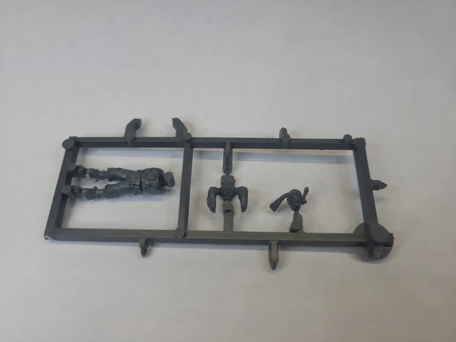 Commander Longstrike, 40k, Tau, miniature, New on sprue. Commander Longstrike, 40k, Tau, miniature, New on sprue.