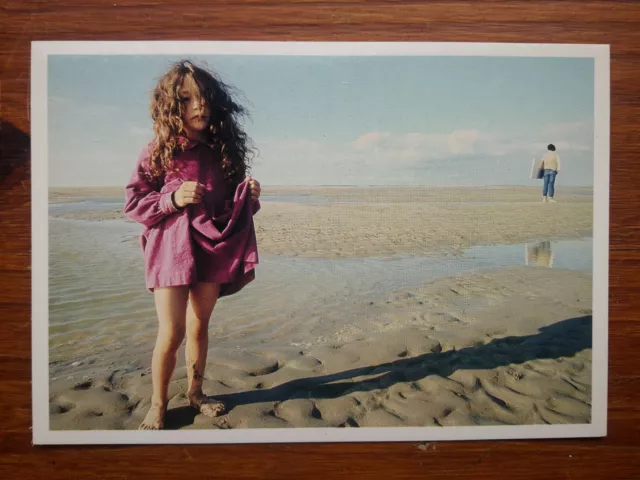 Fillette sur la plage photo Valérie Clement carte postale   postcard