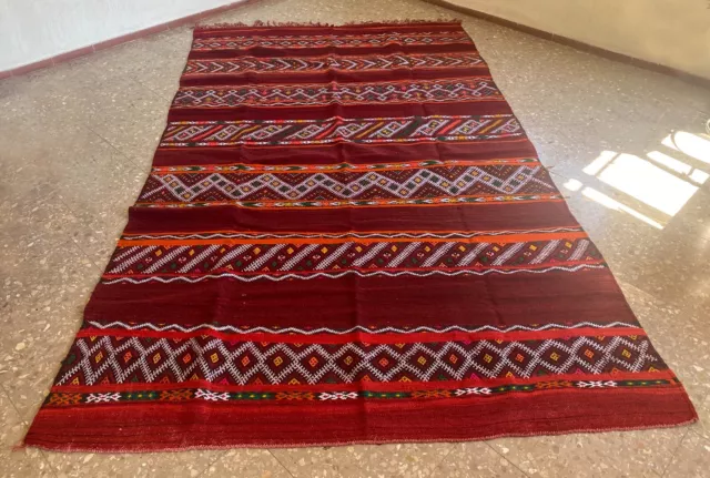 alfombra marroquí, hecho a mano, roja con acentos naranja y blanco