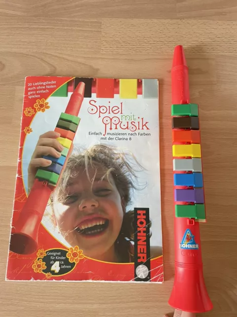 Clarina 8 von Hohner, inklusive dem Buch „Spiel mit Musik“