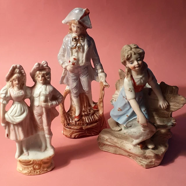 trois STATUETTES personnages Renaissance  en biscuit polychrome
