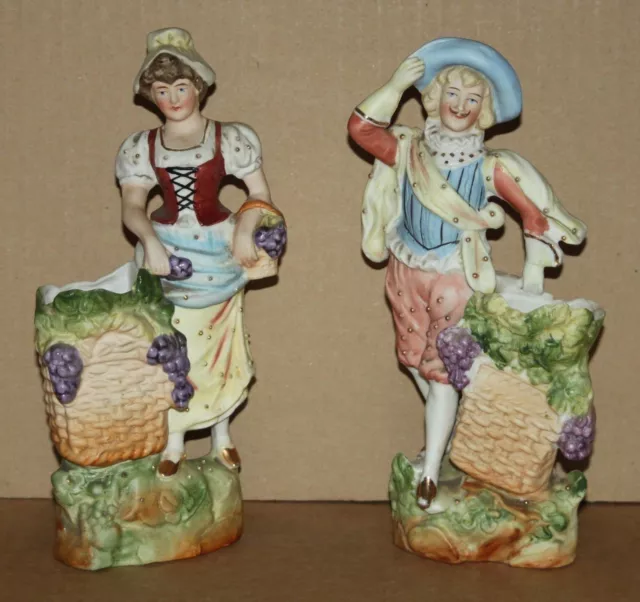 Ancienne paire de bouquetière en biscuits polychrome couple vendange raisin