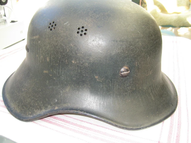 Stahlhelm 1 Weltkrieg M 16 oder Luftschutzhelm Gladiator 2. WK ?