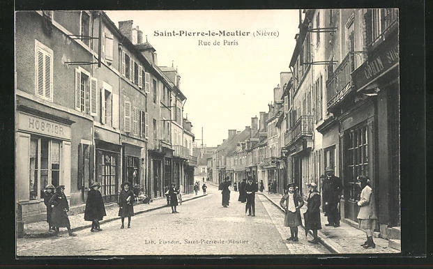CPA Saint-Pierre-le-Moutier, Rue de Paris, vue de la rue