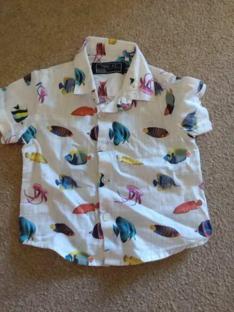Splendida camicia pesce ragazzo, 6-9 mesi, perfetta per l'estate *buone condizioni*